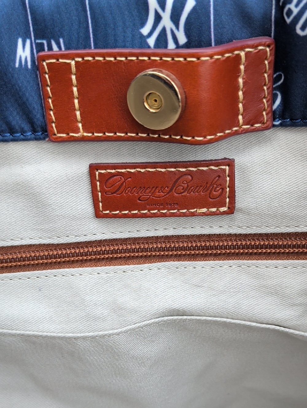 Dooney & Bourke x MLB New York Yankees Zip Top Tote NWOT ⚾⚾⚾ - Picture 8 of 8
